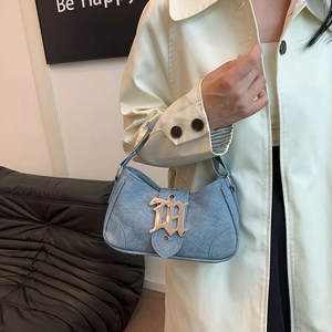 Sac croissant en denim bleu clair avec boucle métallique gothique dorée audacieuse