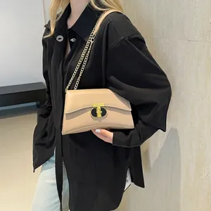 Sac bandoulière beige élégant avec chaîne dorée et boucle en T en métal de qualité supérieure
