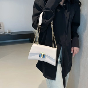 Sac à bandoulière élégant en cuir blanc cassé avec chaîne dorée et fermoir unique