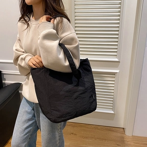 Grand sac cabas noir plissé avec étiquette mode pour le quotidien et les cours