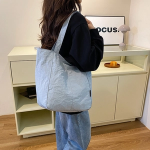 Grand sac cabas plissé bleu clair avec bandoulière large pour femme style décontracté
