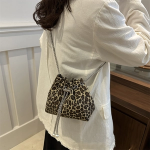 Sac seau léopard pour femme avec chaîne argentée et détails de perles élégants