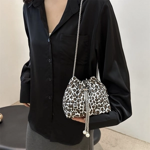 Sac seau à motif léopard avec bandoulière chaîne et détails de cordon en perles