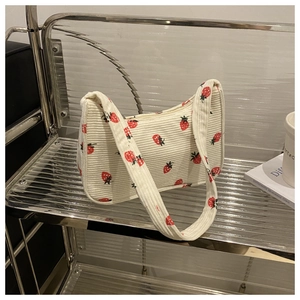 Détail du sac croissant en velours côtelé blanc avec imprimé fraise et fermeture éclair