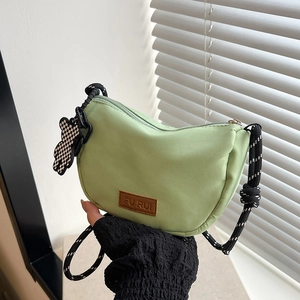 Borsa a Tracolla da Donna Street Fashion in Nylon a Mezzaluna Piccola Borsa Quadrata Con Tracolla Intrecciata e Ciondolo Orso
