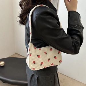 Sac bandoulière en velours côtelé blanc avec motifs fraises et design plissé élégant