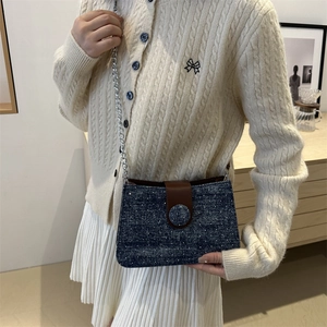 Sac à bandoulière en denim vintage avec détails en cuir brun et chaîne argentée