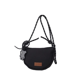 Borsa a tracolla a mezzaluna nera minimalista con tracolla intrecciata e ciondolo orso