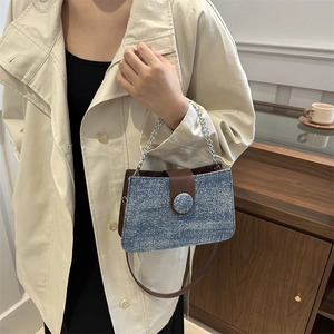 Sac à épaule rétro en denim avec bandoulière en cuir marron et chaîne argentée élégante