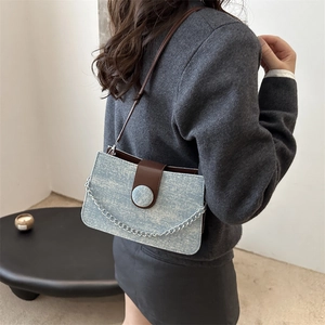 Sac à épaule vintage en denim bleu clair avec strass brillants et détails en cuir marron