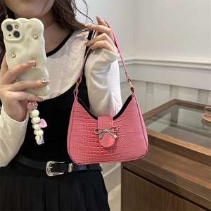 Borsa a spalla da donna rosa con motivo a coccodrillo, fiocco argento e zip