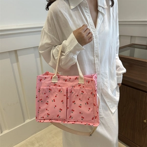 Sac fourre-tout à imprimé cerise rose avec poches avant et bandoulière réglable