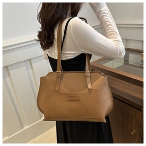 Sac cabas en cuir marron avec poche avant et gravure de marque élégante