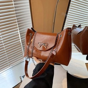 Sac à Épaule Femme Mode en Cuir PU Grande Capacité Sac Sous le Bras Avec Nœud en Métal Chaîne Couleur Unie Vintage Sac de Navette