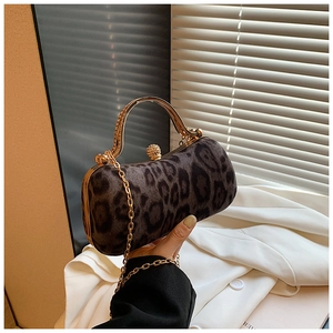 Detailansicht der Clutch mit Leopardenmuster, Goldgriff und Kristallkugel-Verschluss