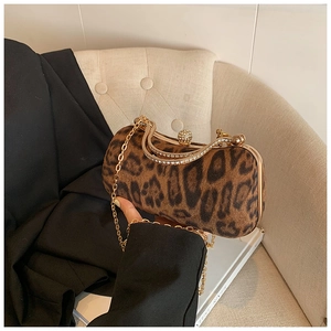 Nahaufnahme der Leoparden-Clutch mit strassbesetztem Metallrahmen und Kugelverschluss