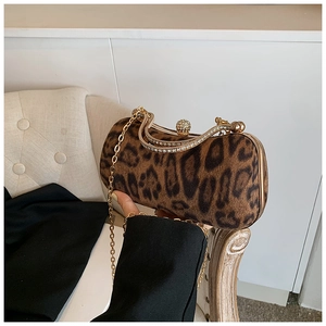 Detail der Leoparden-Abendtasche mit Kristall-Kugelverschluss und goldener Kette
