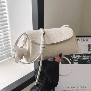 Women Minimalist PU Leather Shoulder Bag Solid Color Lychee Pattern Crossbody Bag With Elephant Pendant Casual Fashion Messenger Bag