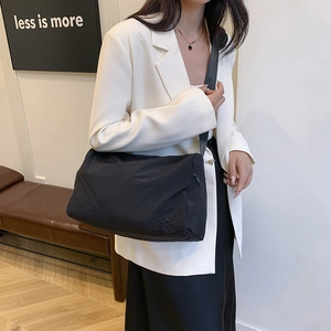 Sac bandoulière minimaliste en nylon noir à grande capacité avec sangle large