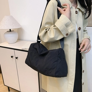 Grand sac bandoulière en nylon noir pour le sport avec broderie ST distinctive