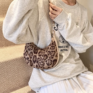 Sac hobo tendance à imprimé léopard avec bordure en cuir beige et détails dorés