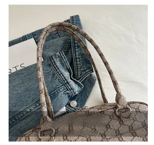 Close-up of the comfortable round handle and zipper detail on the vintage tote bag