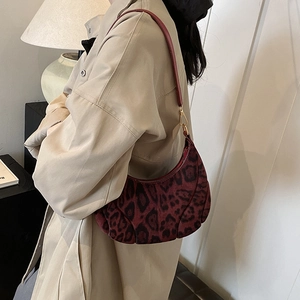 Sac à bandoulière croissant à imprimé léopard rouge foncé élégant pour look d'automne