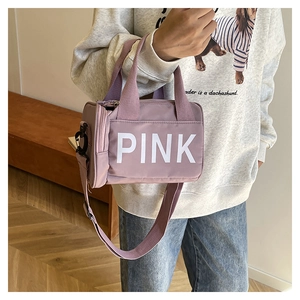 Détail du sac polochon rose avec lettrage PINK blanc et bandoulière réglable pratique