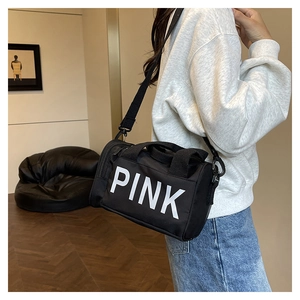 Détail du sac de sport noir avec logo PINK blanc et bandoulière réglable amovible