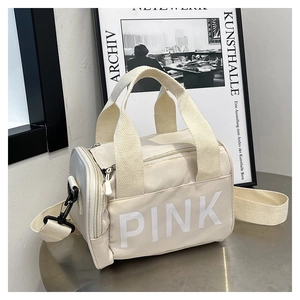 Détail du mini sac boston en nylon beige avec imprimé PINK et poche latérale zippée