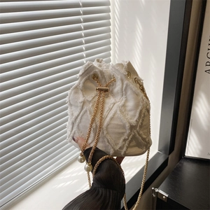 Ladies Denim Bucket Bag Distressed Rhombic Fringe Design Artificial Pearl Drawstring Chain Shoulder Bag For Women Street Style Crossbody