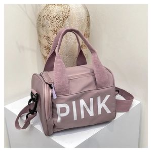 Détail du sac de sport rose avec impression PINK blanche et bandoulière réglable pratique