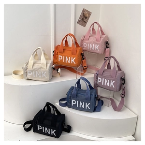 Détails de sacs bandoulière cylindriques colorés avec logo PINK et sangles réglables