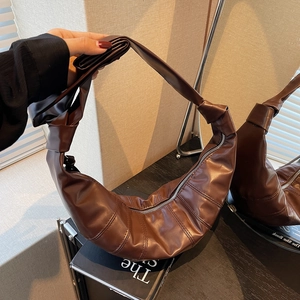 Women Retro PU Leather Croissant Shoulder Bag Pleated Crescent Crossbody Bag For Women French Style Knotted Strap Bag