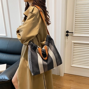 Grand sac cabas rayé minimaliste avec bandoulières marron pour un usage quotidien