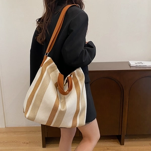 Grand sac cabas en toile à rayures marron et crème, style minimaliste pour femmes