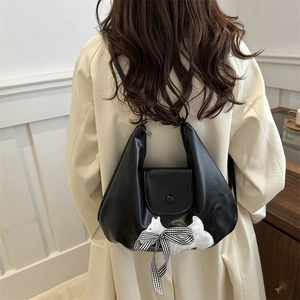 Minimalistische schwarze Hobo-Schultertasche mit süßem Welpen-Plüschanhänger