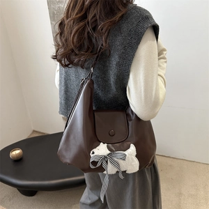 Braune minimalistische Lederschultertasche mit süßem Plüschwelpen und Schleifendekor
