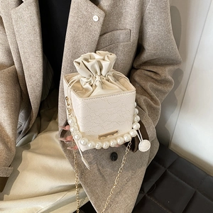 Cremeweiße Box-Tasche mit Spitzenprägung, Perlengriff und goldener Kette für Damen