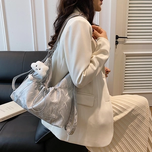 Silberne Plissee-Einkaufstasche mit Wolkenanhänger und Kordelzug für Damen als Schultertasche