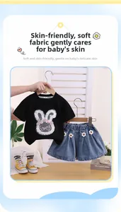 Dettaglio completo estivo da bambina con testa di coniglio e gonna in denim pizzo