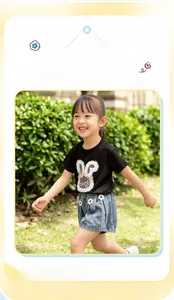 Dettaglio completo estivo da bambina con t-shirt a coniglio e pantaloncini denim