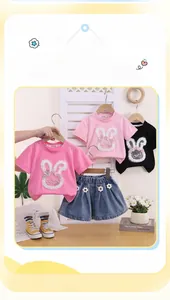 Dettaglio maglietta rosa con coniglio di paillettes e gonna in denim a fiori per bambina