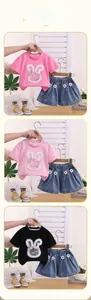 Dettaglio dell'outfit estivo da bambina con ricamo a coniglio 3D e gonna in denim