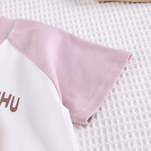 Détail des manches raglan douces et des coutures lisses sur le t-shirt pour enfant