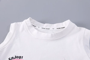 Gros plan détaillé d'un gilet sans manches en coton blanc pour filles avec ruban doux