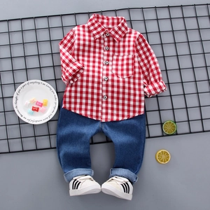 Completo da bambino con camicia a scacchi rossi e pantaloni in denim blu