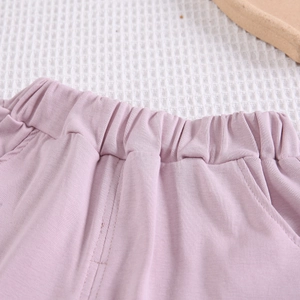 Détail de la taille élastique et de la poche latérale sur un short enfant lilas