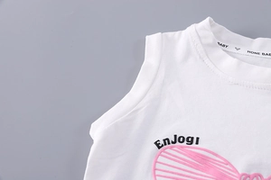 Détail du haut blanc sans manches pour filles avec motif nœud rose et texture en coton