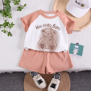 Ensemble d'été enfant en coton rose avec t-shirt ours et short décontracté